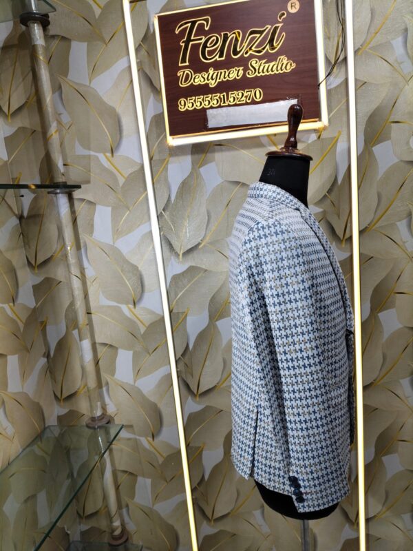 Stylish houndstooth patterned blazer