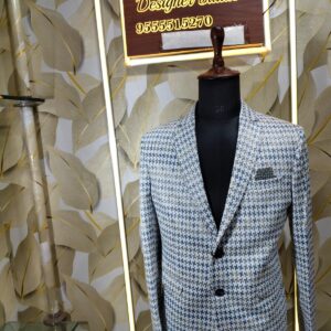Stylish houndstooth patterned blazer